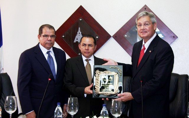 Alcalde municipal y presidente de la sala de Regidores entregan &ldquo;Llave de la Ciudad &ldquo;al Alcalde de Fort Myers